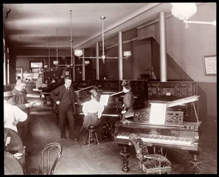 Ein Ausstellungsraum der New England Piano Co., 1895